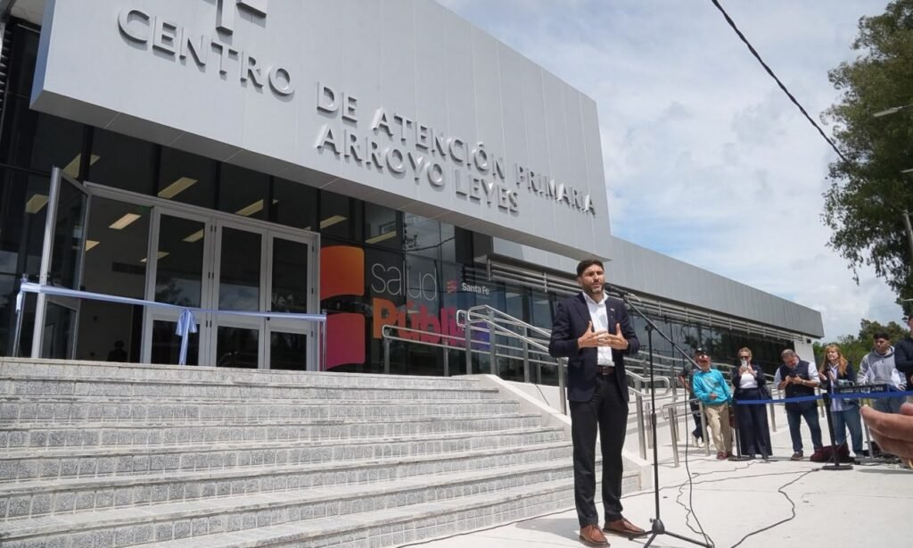 El gobernador Maximiliano Pullaro encabezó la inauguración del nuevo Centro de Salud de Arroyo Leyes, acompañado por funcionarios provinciales, autoridades locales y representantes del equipo sanitario.