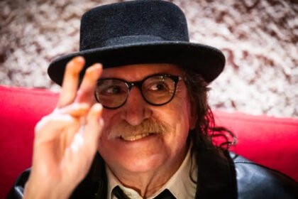 Charly García, referente histórico del rock argentino, durante una de sus apariciones públicas.