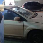 El hombre de 45 años aprehendido tras el choque en barrio Fomento 9 de Julio y el Ford Focus que conducía, que presentaba daños en la parte delantera. Foto: fuentes policiales.