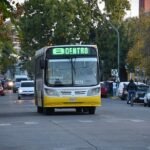Colectivos del transporte urbano de pasajeros circulan por las calles de la ciudad de Santa Fe.