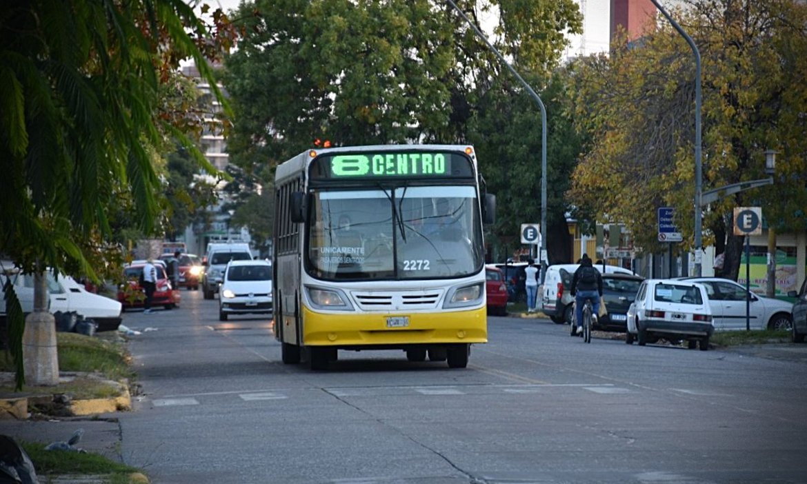 Colectivos del transporte urbano de pasajeros circulan por las calles de la ciudad de Santa Fe.
