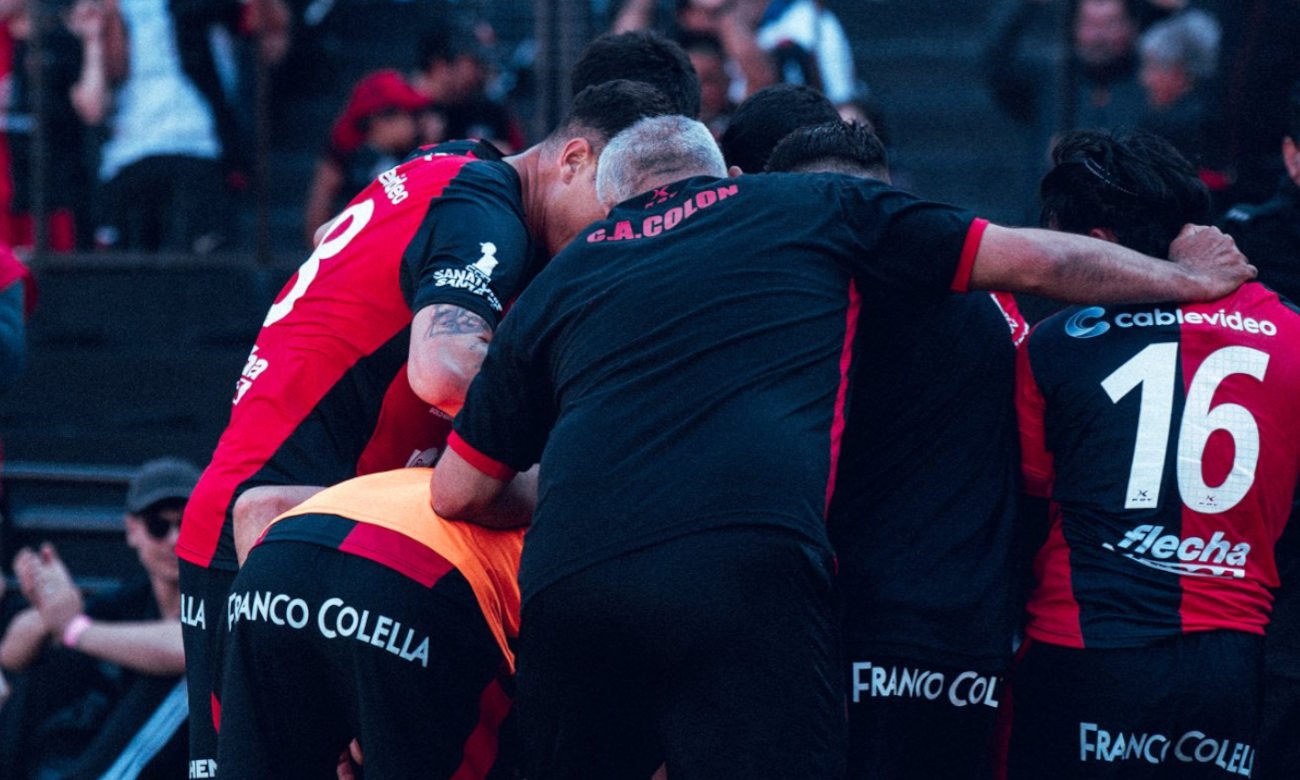 El plantel de Colón celebra un triunfo durante su participación en la Primera Nacional. Foto de archivo.