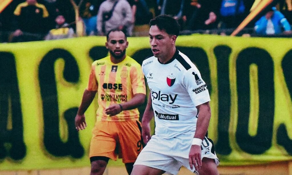 Ignacio Lago durante el encuentro entre Colón y Mitre, disputado en Santiago del Estero por la fecha 33 de la Zona A de la Primera Nacional.