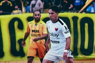 Ignacio Lago durante el encuentro entre Colón y Mitre, disputado en Santiago del Estero por la fecha 33 de la Zona A de la Primera Nacional.