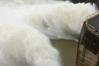 Apertura de las compuertas de la represa de Itaipú para regular el caudal de agua ante las intensas lluvias registradas en la cuenca.