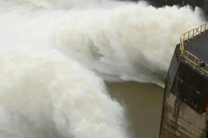 Apertura de las compuertas de la represa de Itaipú para regular el caudal de agua ante las intensas lluvias registradas en la cuenca.