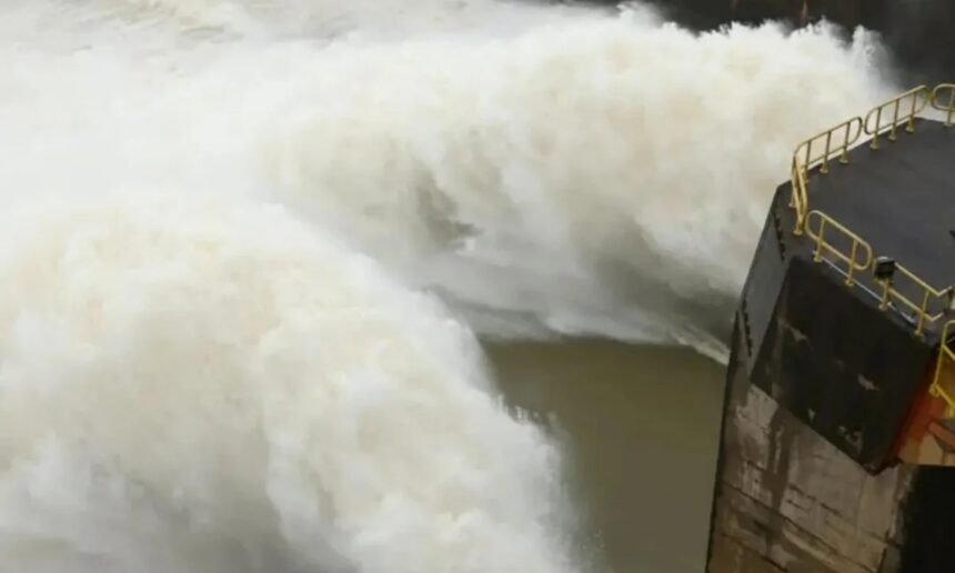Apertura de las compuertas de la represa de Itaipú para regular el caudal de agua ante las intensas lluvias registradas en la cuenca.