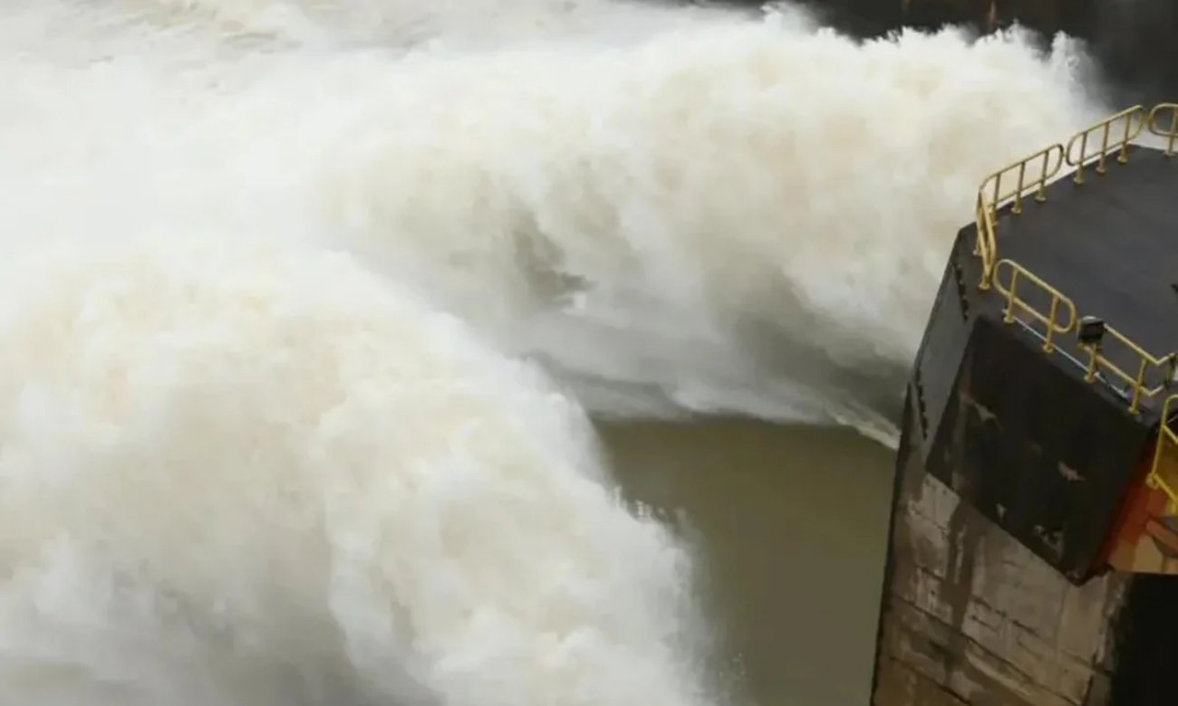 Apertura de las compuertas de la represa de Itaipú para regular el caudal de agua ante las intensas lluvias registradas en la cuenca.