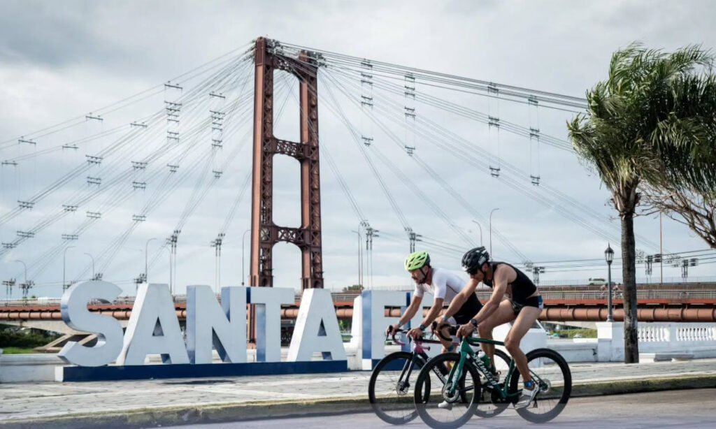 La Copa Santa Fe de Triatlón reunió a atletas de distintas categorías en un circuito que comprendió las costaneras Este y Oeste de la ciudad de Santa Fe.