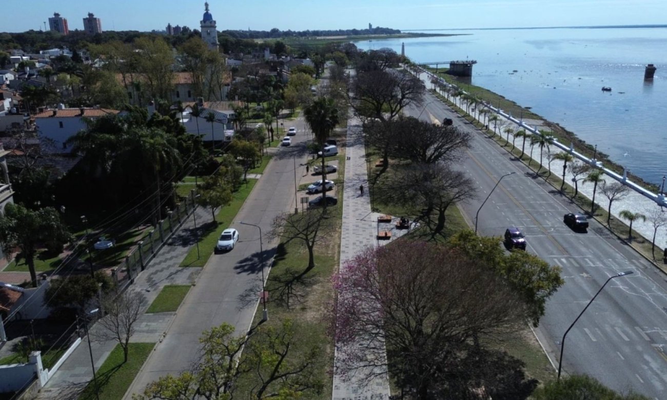 Avenida 7 Jefes: Avenida 7 Jefes, junto a la laguna Setúbal, uno de los paseos costeros más representativos de la ciudad de Santa Fe.