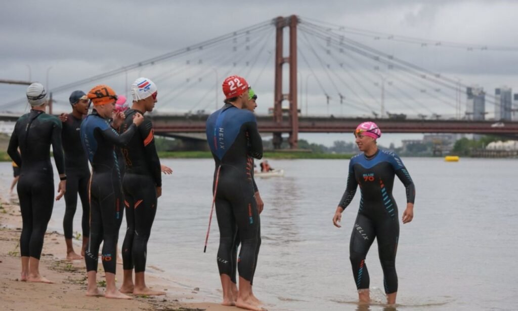 Práctica de natación en la Laguna Setúbal, uno de los escenarios del triatlón en la ciudad de Santa Fe. Foto de archivo.
