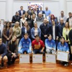 Deportistas y representantes de las instituciones deportivas reconocidas junto a concejales de Santa Fe, durante el acto realizado en el Recinto de Sesiones del Concejo Municipal.