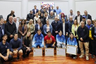Deportistas y representantes de las instituciones deportivas reconocidas junto a concejales de Santa Fe, durante el acto realizado en el Recinto de Sesiones del Concejo Municipal.