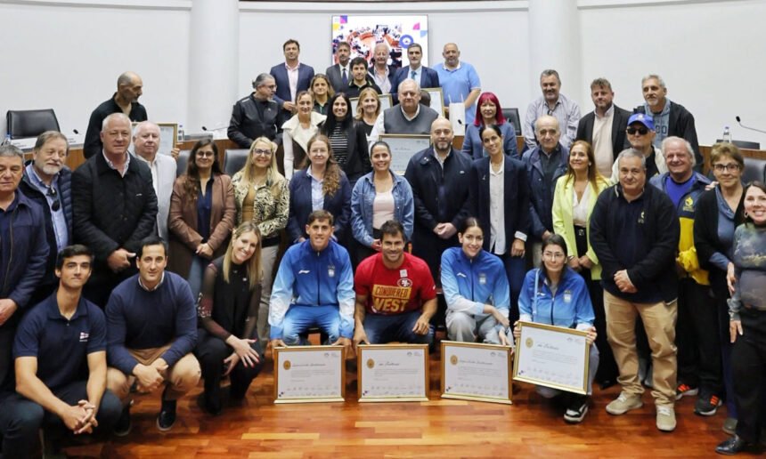 Deportistas y representantes de las instituciones deportivas reconocidas junto a concejales de Santa Fe, durante el acto realizado en el Recinto de Sesiones del Concejo Municipal.
