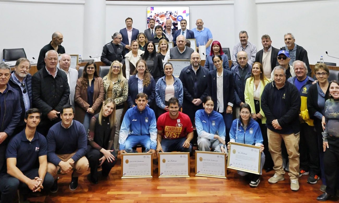 Deportistas y representantes de las instituciones deportivas reconocidas junto a concejales de Santa Fe, durante el acto realizado en el Recinto de Sesiones del Concejo Municipal.