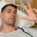 Emiliano “Dibu” Martínez durante su recuperación en una clínica de Inglaterra, tras ser operado por una fractura de mandíbula. Foto: redes sociales.
