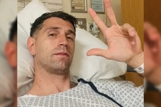 Emiliano “Dibu” Martínez durante su recuperación en una clínica de Inglaterra, tras ser operado por una fractura de mandíbula. Foto: redes sociales.