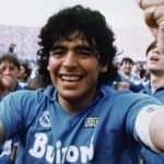 Diego Maradona durante su etapa en el Napoli de Italia, donde conquistó dos títulos de la Serie A y se convirtió en uno de los máximos ídolos de la historia del club. Foto de archivo.