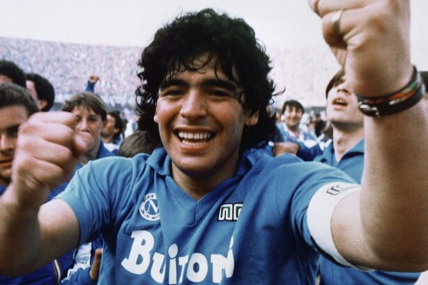 Diego Maradona durante su etapa en el Napoli de Italia, donde conquistó dos títulos de la Serie A y se convirtió en uno de los máximos ídolos de la historia del club. Foto de archivo.