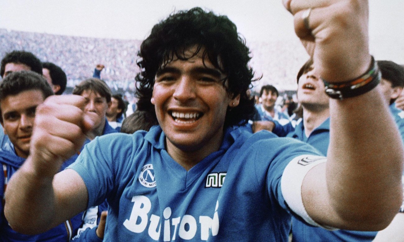 Diego Maradona durante su etapa en el Napoli de Italia, donde conquistó dos títulos de la Serie A y se convirtió en uno de los máximos ídolos de la historia del club. Foto de archivo.