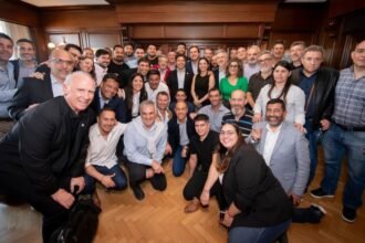 1. Axel Kicillof encabezó un encuentro con intendentes, presidentes comunales y dirigentes de Santa Fe para analizar la construcción de una alternativa nacional rumbo a 2027.