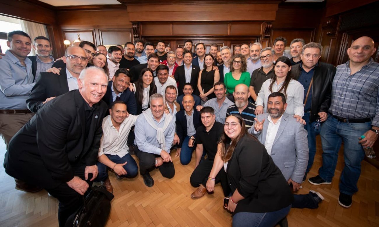 1. Axel Kicillof encabezó un encuentro con intendentes, presidentes comunales y dirigentes de Santa Fe para analizar la construcción de una alternativa nacional rumbo a 2027.