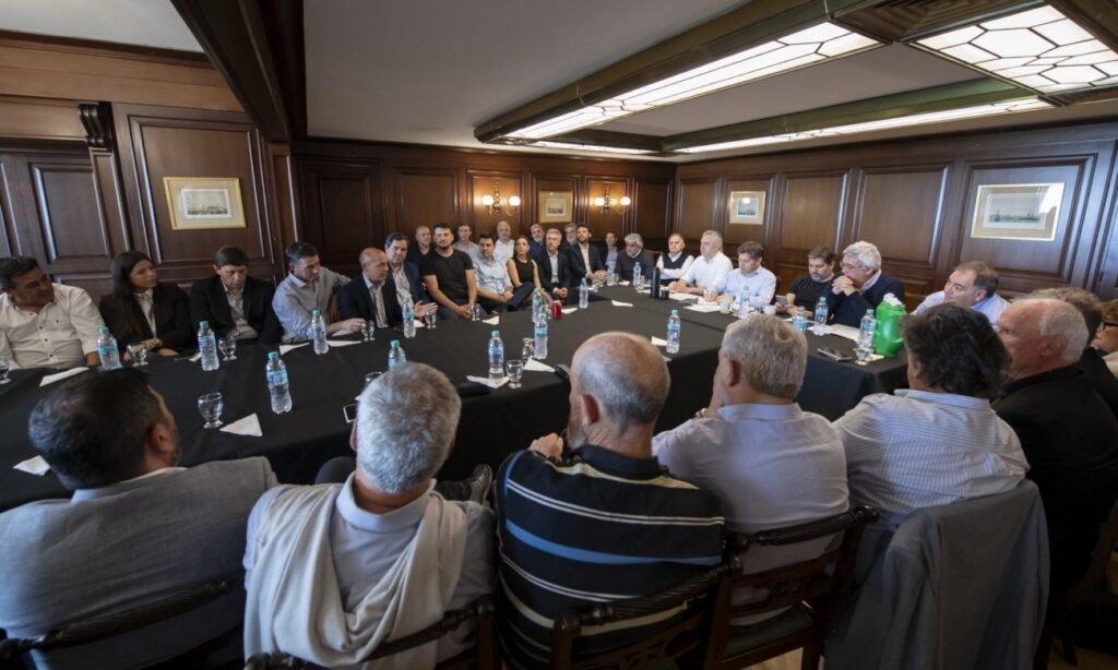 Dirigentes del peronismo santafesino se reunieron con Axel Kicillof en la sede de la Fundación Bapro, en la Ciudad de Buenos Aires, con ejes en la producción, la industria y el trabajo.