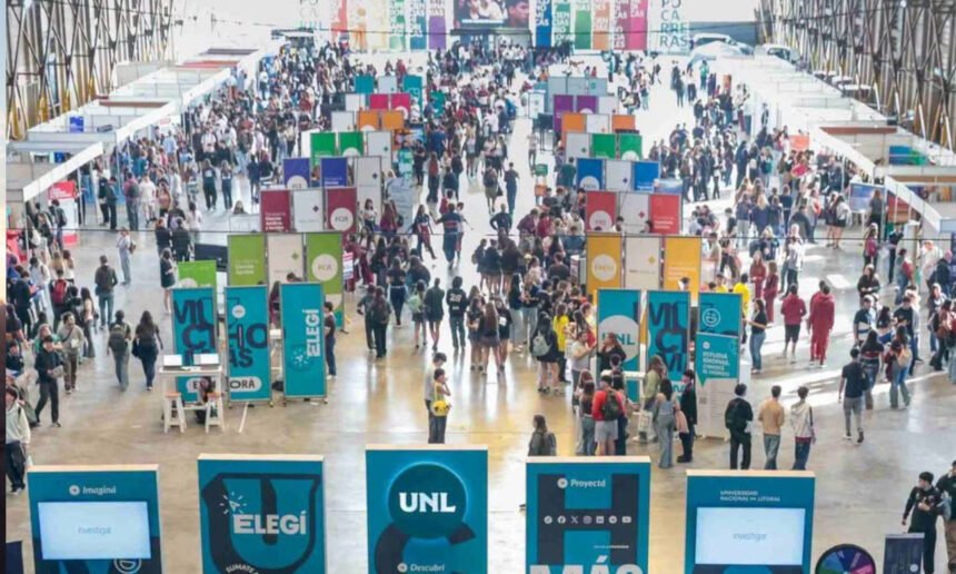 Estudiantes recorren los espacios de Expocarreras y conocen la oferta académica de la Universidad Nacional del Litoral.