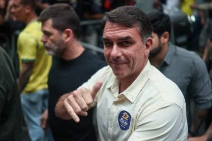 Flávio Bolsonaro, senador brasileño e hijo del expresidente Jair Bolsonaro, durante una actividad política en Brasil.