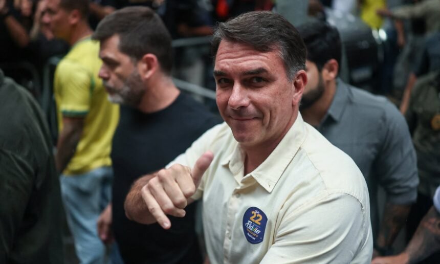 Flávio Bolsonaro, senador brasileño e hijo del expresidente Jair Bolsonaro, durante una actividad política en Brasil.