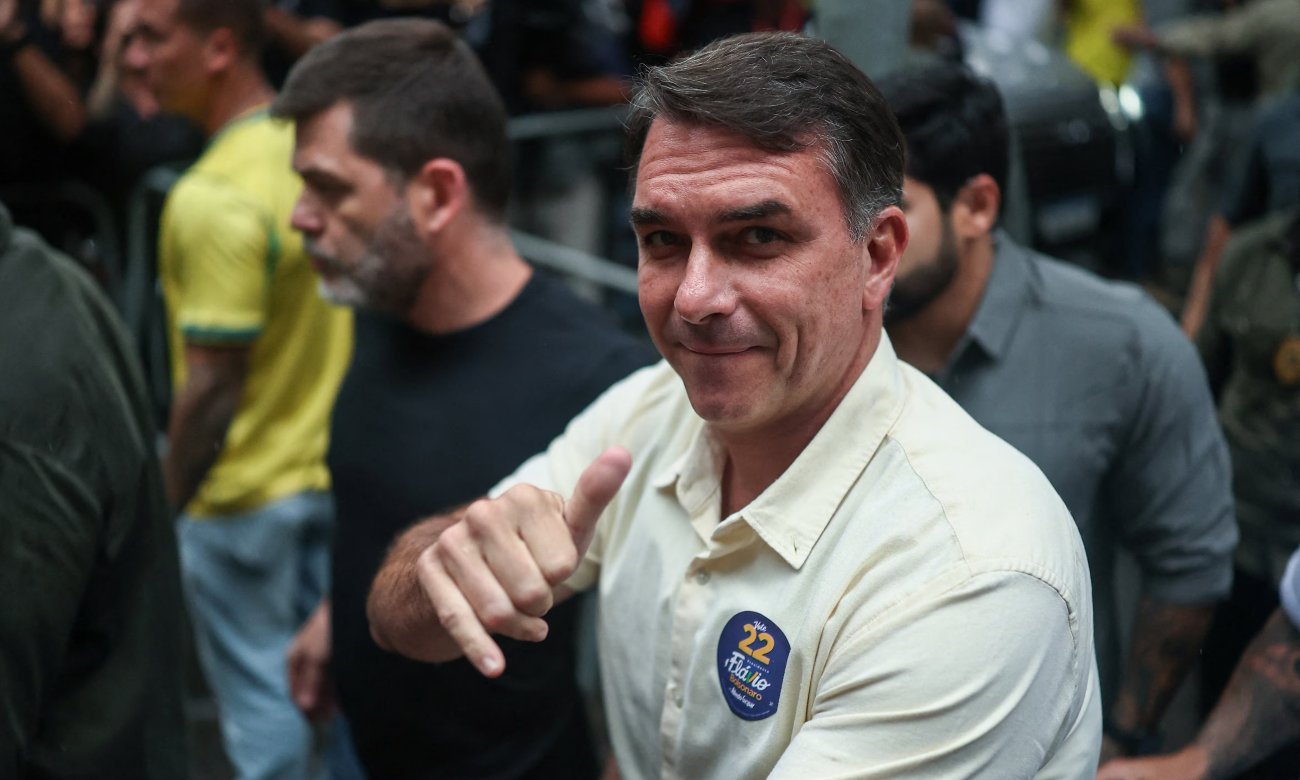 Flávio Bolsonaro, senador brasileño e hijo del expresidente Jair Bolsonaro, durante una actividad política en Brasil.