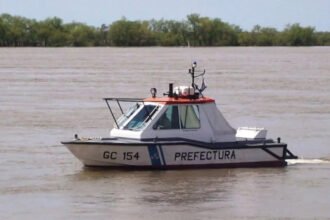 Personal de Prefectura Naval Argentina realiza tareas de vigilancia y control en aguas del río Paraná. Foto de archivo.