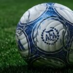 Una pelota de fútbol en un campo de juego, en referencia a los torneos de la Liga Profesional del fútbol argentino. Foto de archivo.