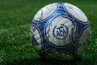Una pelota de fútbol en un campo de juego, en referencia a los torneos de la Liga Profesional del fútbol argentino. Foto de archivo.