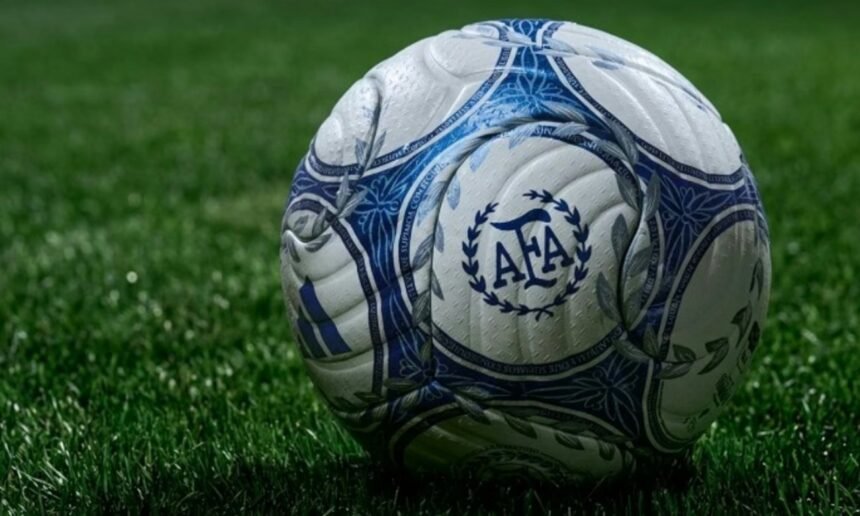 Una pelota de fútbol en un campo de juego, en referencia a los torneos de la Liga Profesional del fútbol argentino. Foto de archivo.