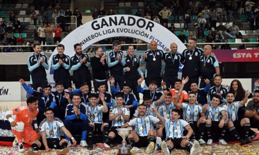 1. Argentina campeona: La selección Mayor de Argentina se consagró en la Zona Sur de la CONMEBOL Liga Evolución de Futsal 2026, disputada en el estadio Invencible Santa Fe.