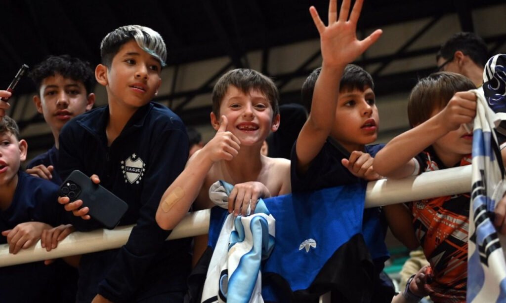 Vecinos, familias y grupos deportivos disfrutaron de la Liga Evolución de Futsal en Santa Fe, en una propuesta gratuita que acercó el deporte internacional a la comunidad.