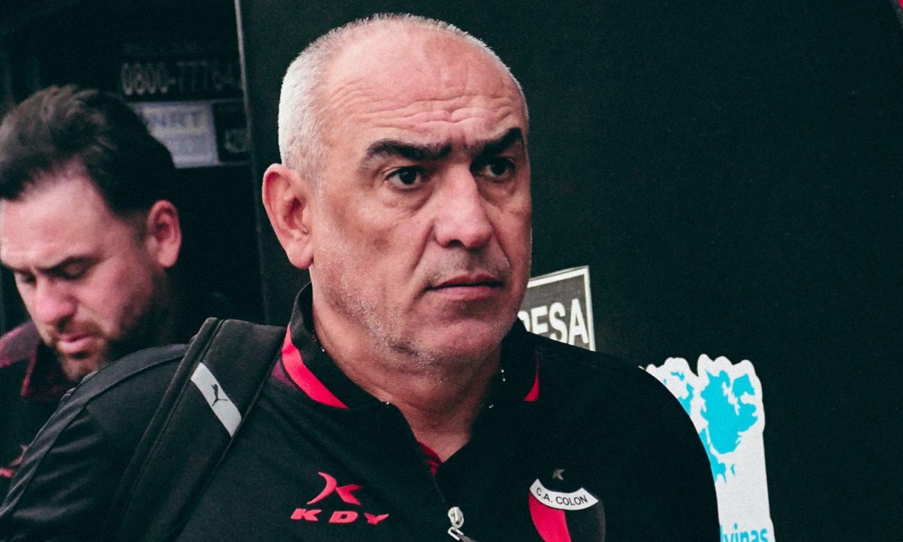 Iván Delfino, entrenador de Colón, durante una etapa al frente del plantel profesional del Sabalero. Foto de archivo.