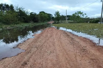 Calle anegada en Las Toscas por el avance del agua durante la creciente. Foto: gentileza.