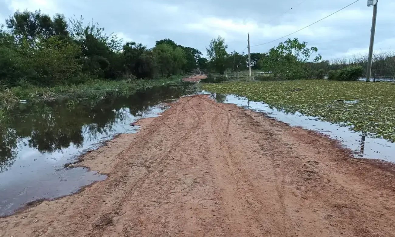 Calle anegada en Las Toscas por el avance del agua durante la creciente. Foto: gentileza.