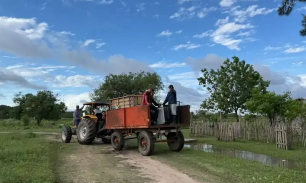 Personal del Gobierno local colabora con el traslado de pertenencias de familias afectadas por la creciente en Las Toscas.