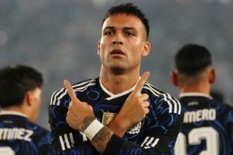 Lautaro Martínez celebra un gol con la camiseta de la Selección Argentina durante un partido internacional.