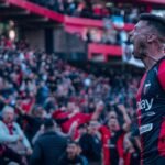 Federico Lértora festeja de cara a la hinchada de Colón durante el triunfo ante Estudiantes de Buenos Aires en el estadio Brigadier López.