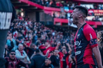 Federico Lértora festeja de cara a la hinchada de Colón durante el triunfo ante Estudiantes de Buenos Aires en el estadio Brigadier López.