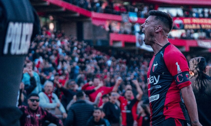 Federico Lértora festeja de cara a la hinchada de Colón durante el triunfo ante Estudiantes de Buenos Aires en el estadio Brigadier López.