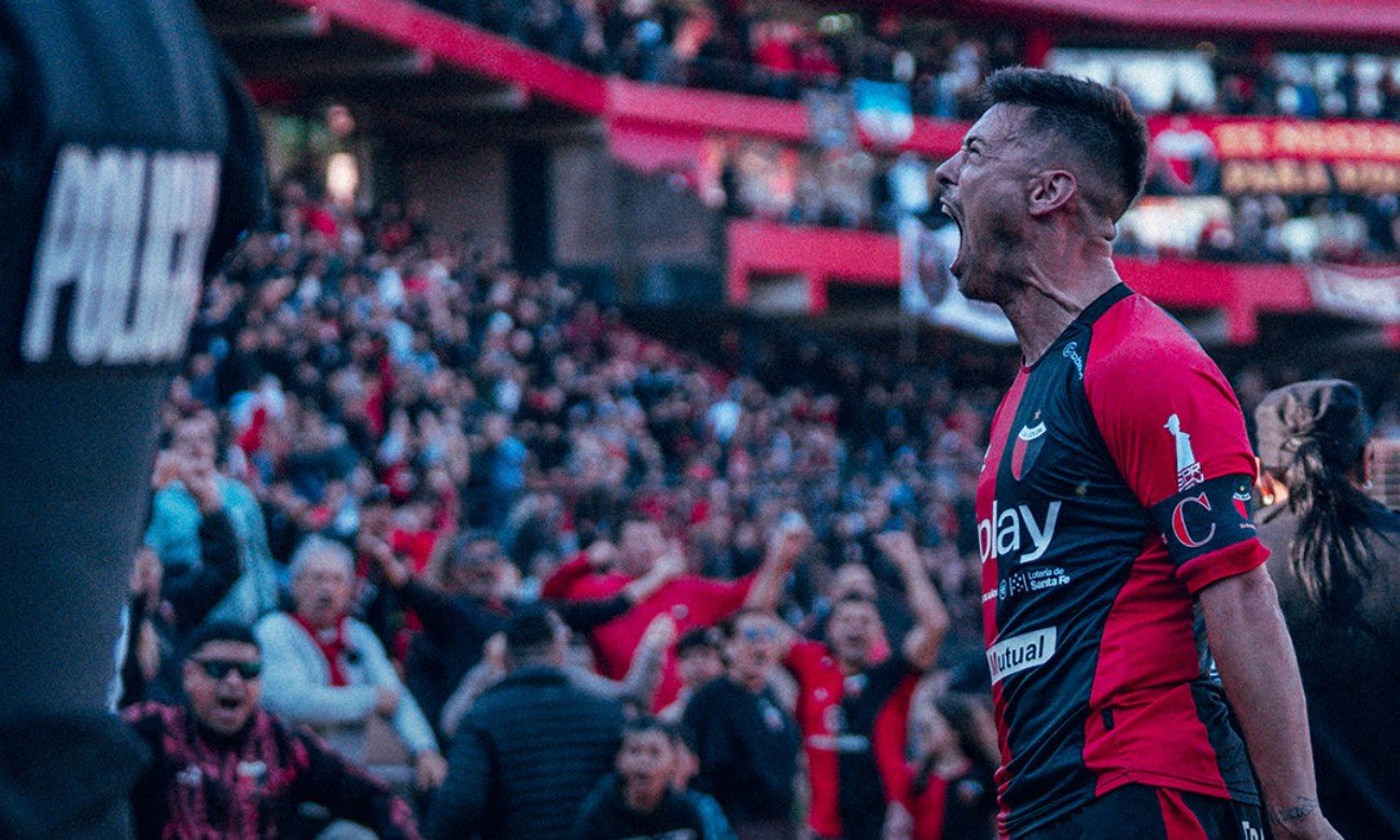 Federico Lértora festeja de cara a la hinchada de Colón durante el triunfo ante Estudiantes de Buenos Aires en el estadio Brigadier López.