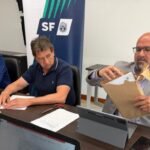 Carlos Suárez, gerente de Coordinación de Proyectos Estratégicos, encabezó el acto de apertura de sobres de la licitación para extender la red cloacal en barrio Roma, junto a funcionarios municipales. Foto: Municipalidad de Santa Fe.