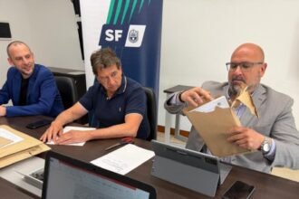 Carlos Suárez, gerente de Coordinación de Proyectos Estratégicos, encabezó el acto de apertura de sobres de la licitación para extender la red cloacal en barrio Roma, junto a funcionarios municipales. Foto: Municipalidad de Santa Fe.