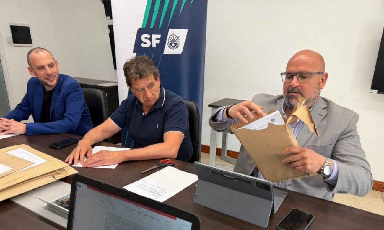 Carlos Suárez, gerente de Coordinación de Proyectos Estratégicos, encabezó el acto de apertura de sobres de la licitación para extender la red cloacal en barrio Roma, junto a funcionarios municipales. Foto: Municipalidad de Santa Fe.