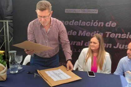 Autoridades durante la apertura de sobres de la licitación para obras de infraestructura eléctrica en el departamento San Justo. Foto: gentileza.